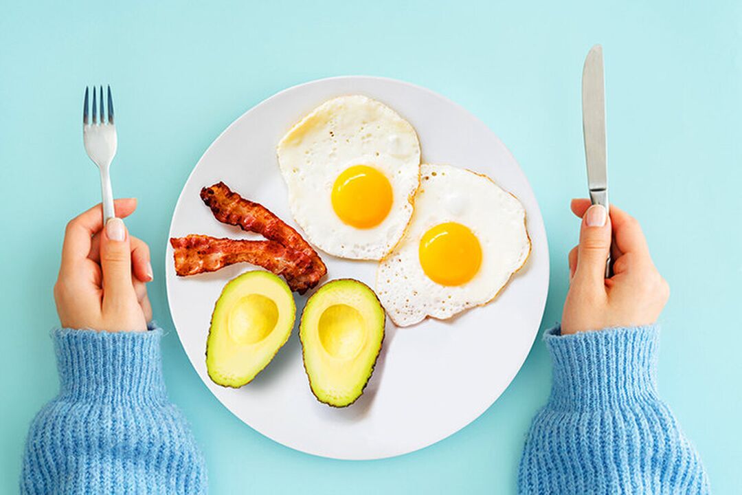 A tökéletes reggeli a keto diétás menüben - tojás szalonnával és avokádóval